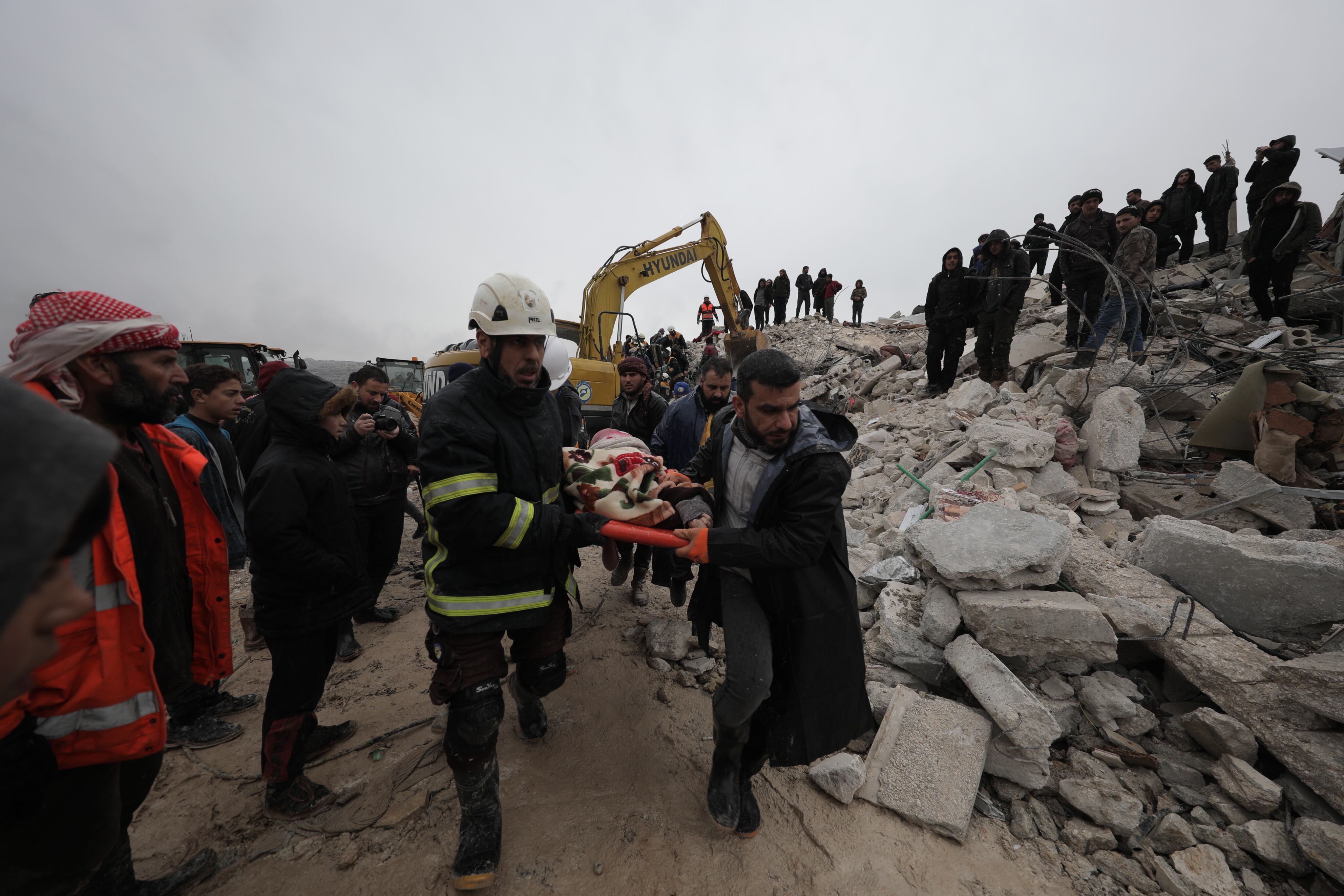 Terremoto en Turquía de 7.8 sacude el país; registran derrumbes de edificios y alrededor de 2 mil 300 muertos.