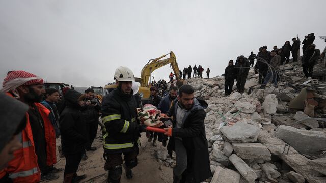 Terremoto en Turquía de 7.8 sacude el país; registran derrumbes de edificios y alrededor de 2 mil 300 muertos.