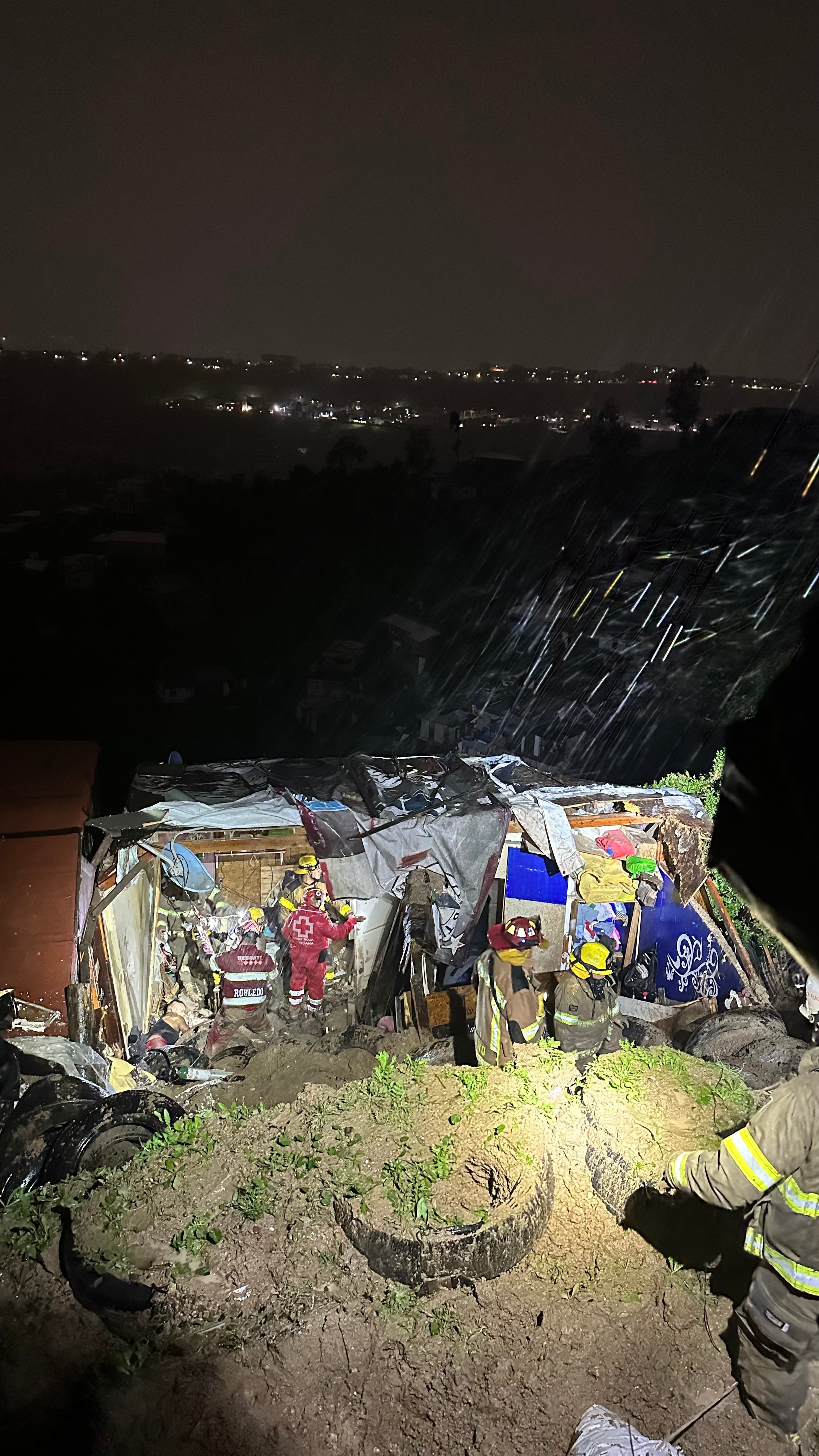 Mueren dos menores por derrumbe en casa de Tijuana