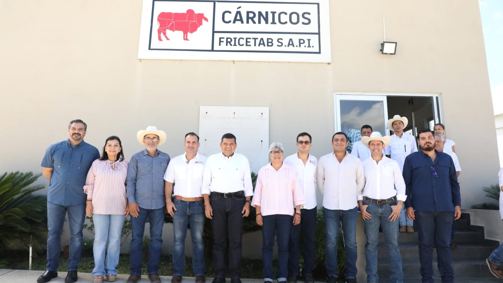 Javier May recorre Fricetab y conoce proyecto de inversión para mejorar estatus sanitario ganadero