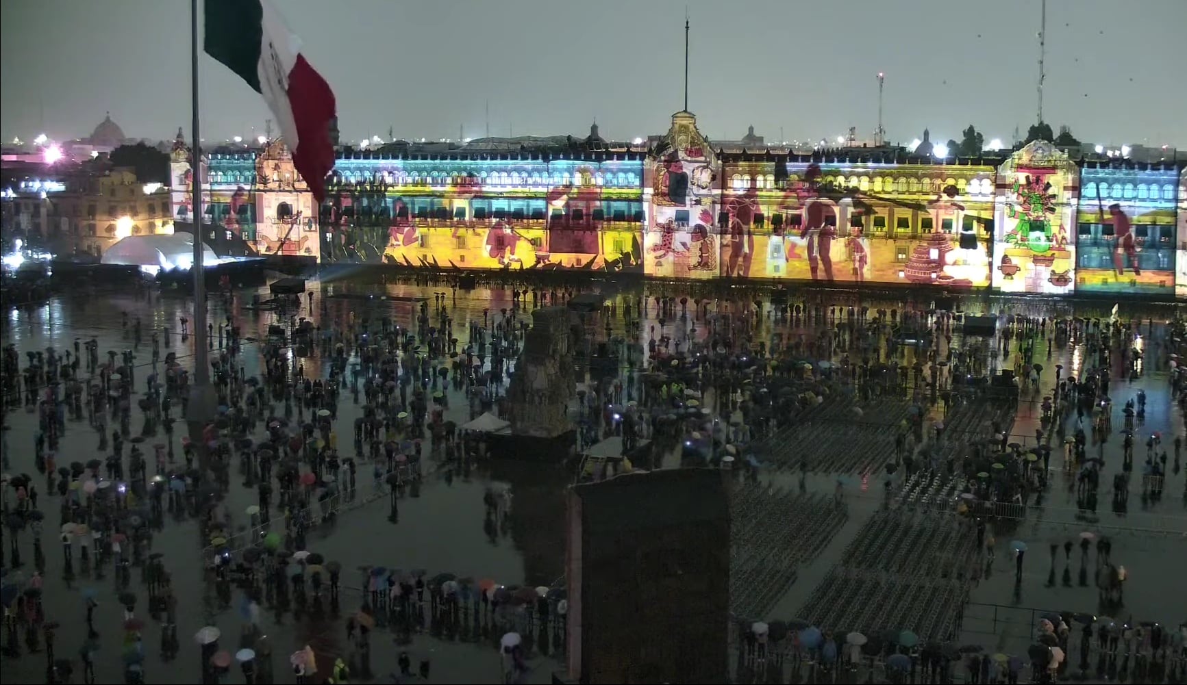 Memoria Luminosa en Zócalo CDMX: Ni la lluvia paró el espectáculo de luces por los 700 años de México-Tenochtitlán