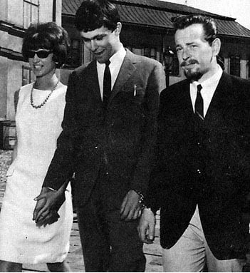 Clark Olofsson (centro) en camino a la cárcel
