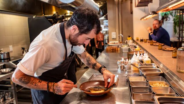 El chef Alonso Madrigal trabando en el emplatado en el restaurante Baldío en Ciudad de México el 29 de agosto del 2024.