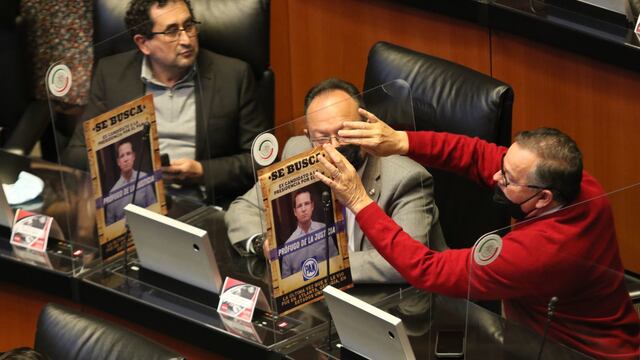 Senadores de Morena protestan contra Ricardo Anaya