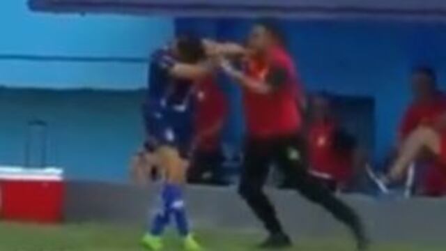 César Farías, ex DT del Club Tijuana, golpeó a un par de jugadores en el futbol de Ecuador.