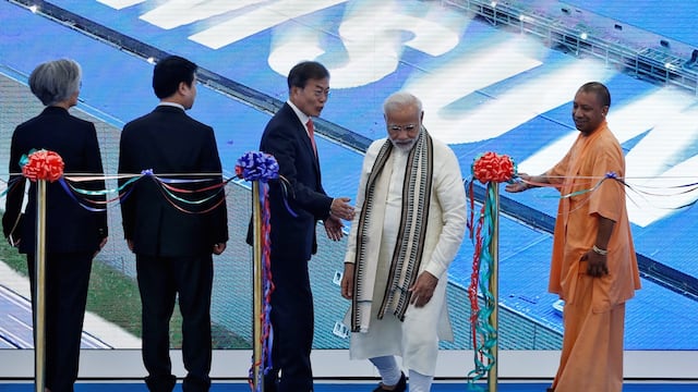 El primer ministro indio Narendra Modi y el presidente surcoreano Moon Jae-in en la inauguración de la nueva planta de Samsung.