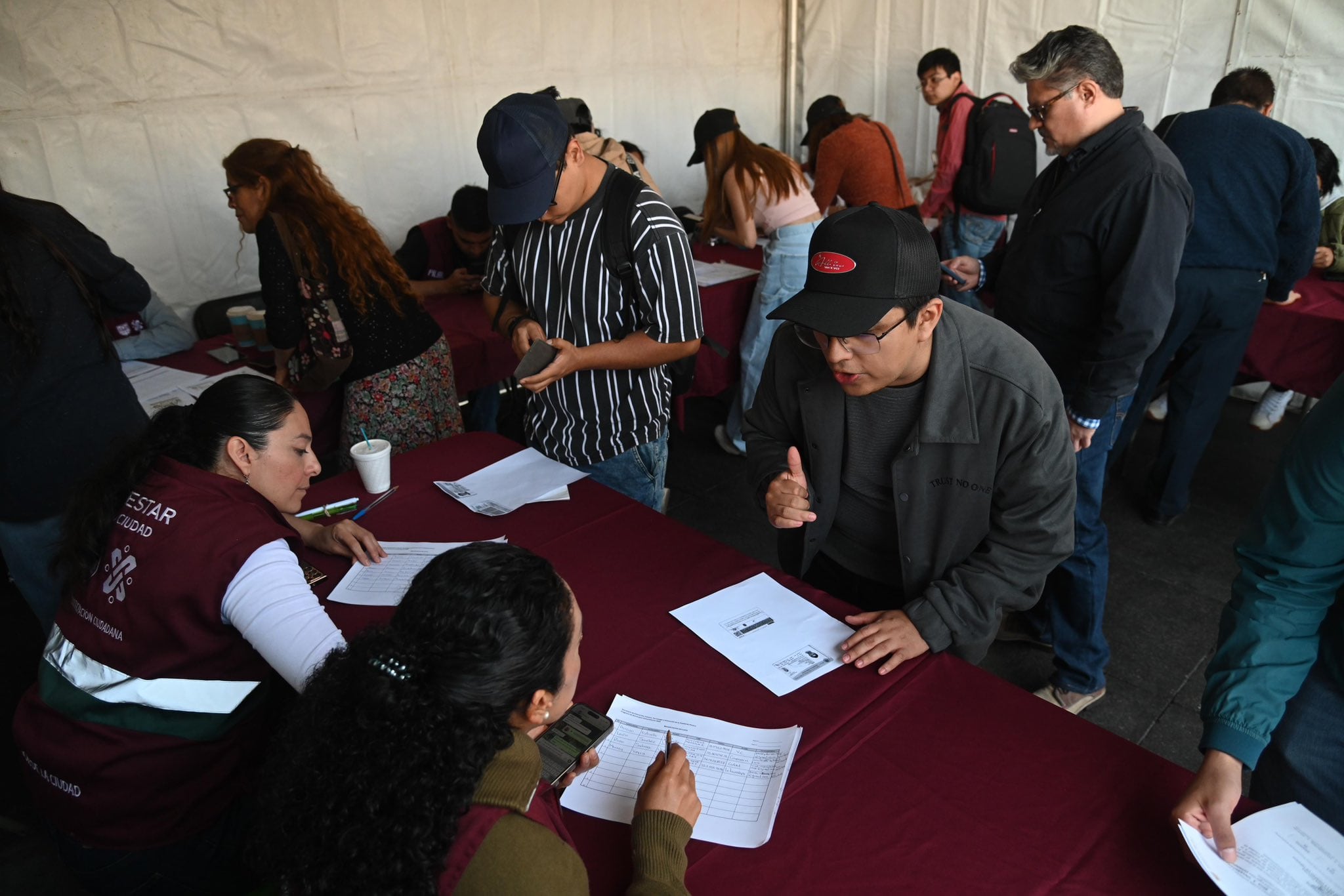 Entrega de beca de transporte a estudiantes universitarios