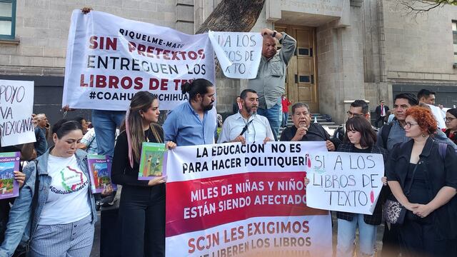 Entregan firmas a la SCJN para repartir libros de texto