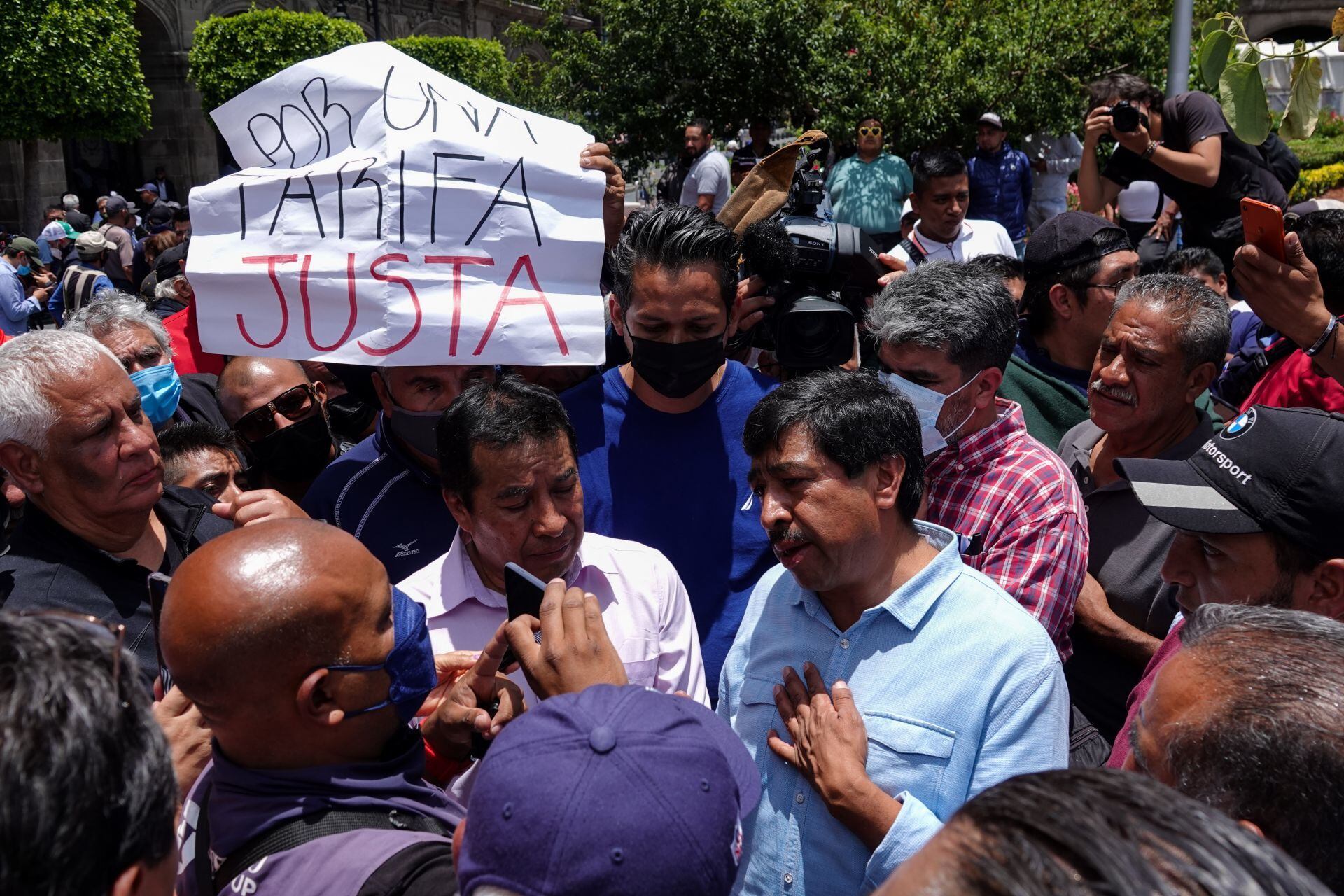 CIUDAD DE MÉXICO, 02JUNIO2022.- Tras los cierres realizados en las distintas entradas a la Ciudad de México, dirigentes de transportistas ofrecieron conferencia de prensa en el Zócalo para presentar sus peticiones al gobierno de la capital. Exigen un aumento de al menos 3 pesos en la tarifa y de no cumplirse volverán a tomar acciones. 
FOTO: GALO CAÑAS/CUARTOSCURO.COM