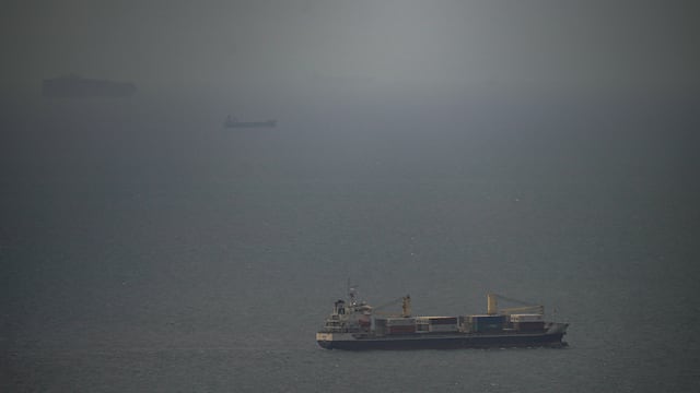 El carguero jordano navega hacia el estrecho de Ormuz.