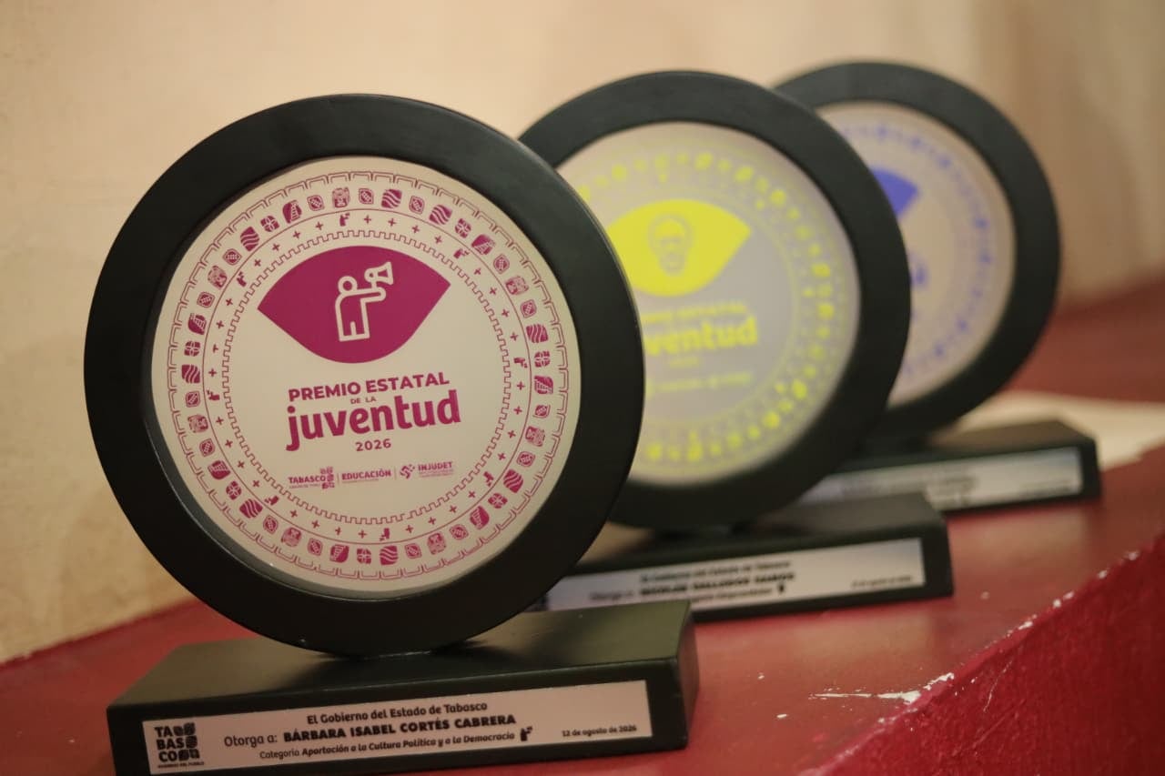 Nueve jóvenes de Tabasco recibieron el Premio Estatal de la Juventud 2026.