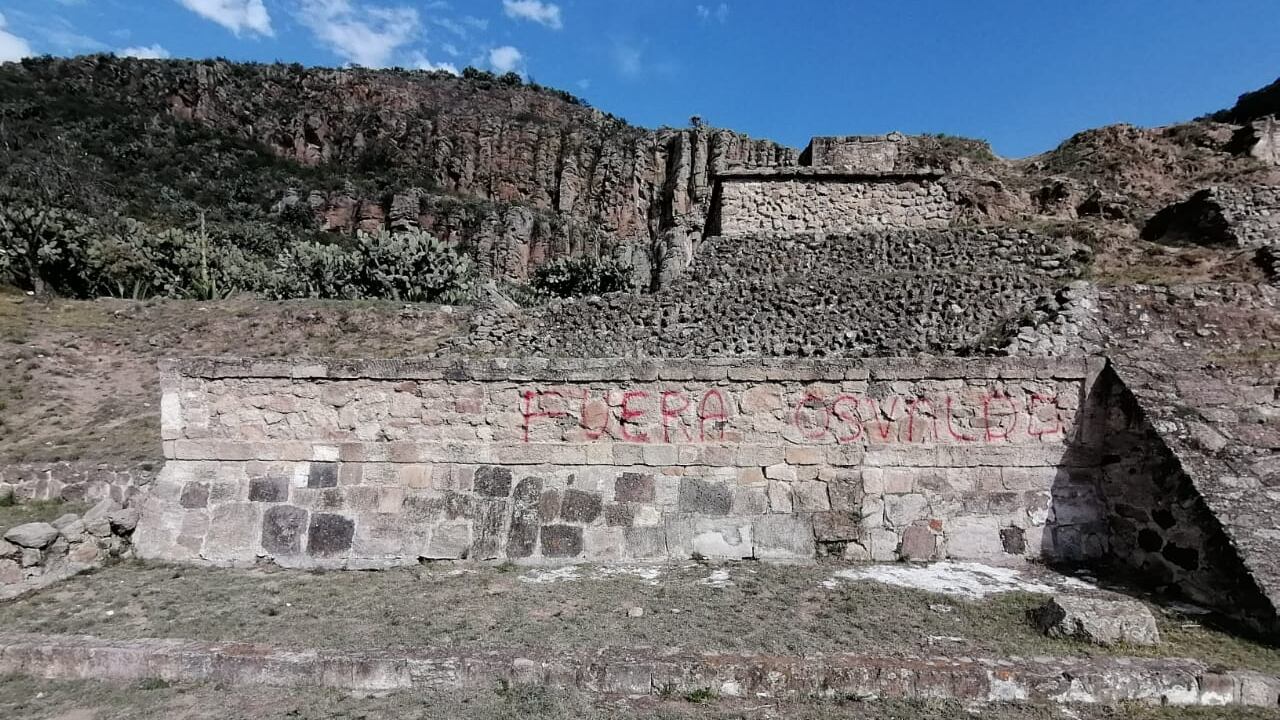 Vandalizan pirámide y monolito de Huapalcalco con grafiti y habrá sanciones penales