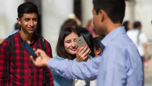 Personas en la Ciudad de México con smartphones.