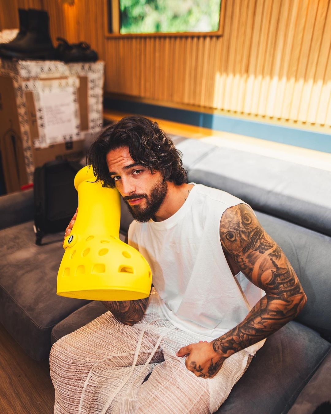Maluma es el primer en usar las MSCHF x Crocs Big Yellow Boots.
