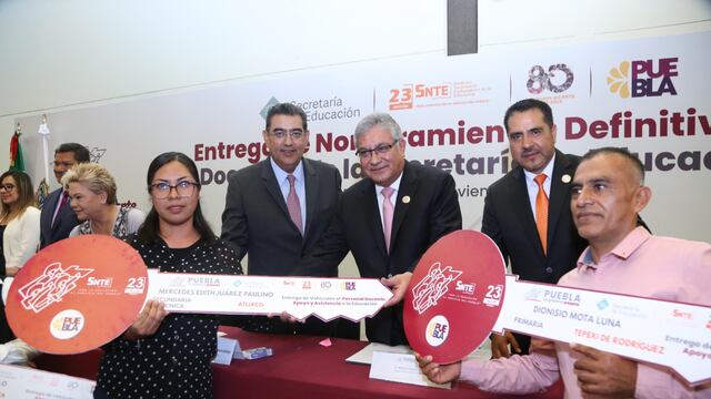 Sergio Salomón reconoce a docentes de Puebla