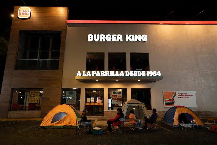 Usuarios acampan por el Día de la Hamburguesa en Burger King