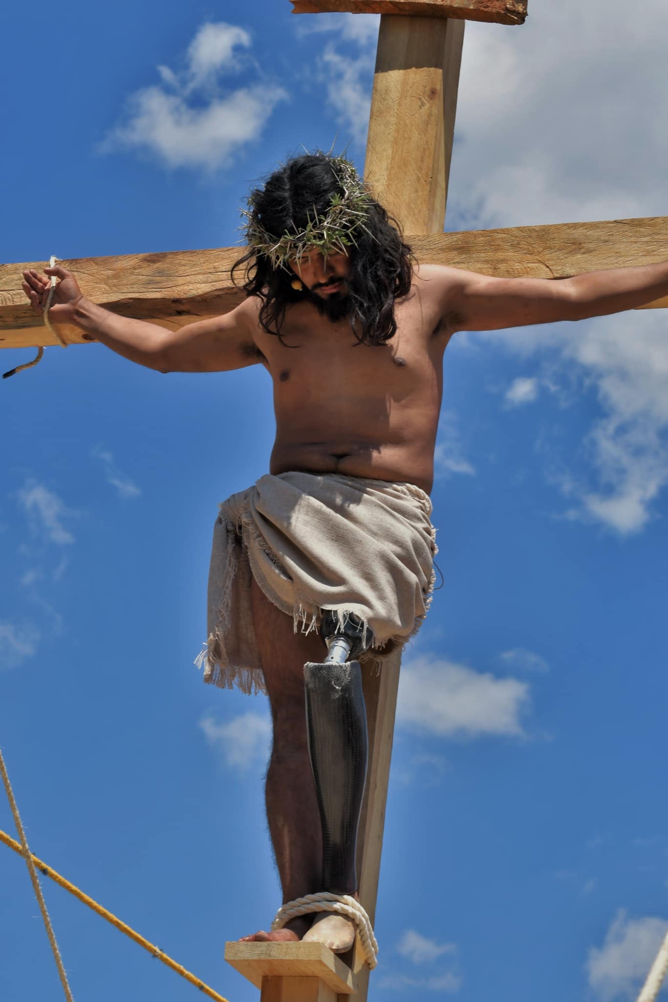 Joven con discapacidad representó a Jesús durante el Viacrucis.