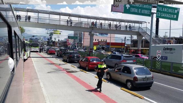 Por mal servicio habitantes de Pachuca retienen unidades del 'Tuzobús'