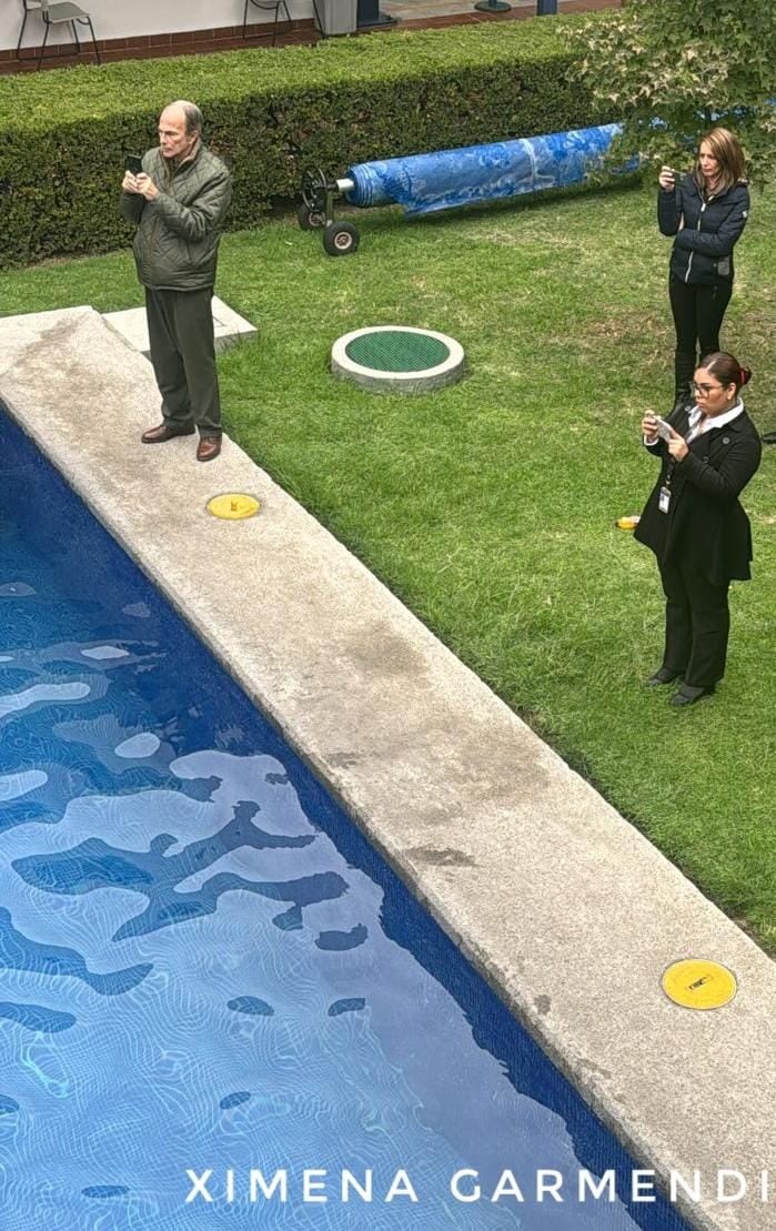 Bernd Benemann instruyendo a los sobrecargos de la nueva Mexicana de Aviación