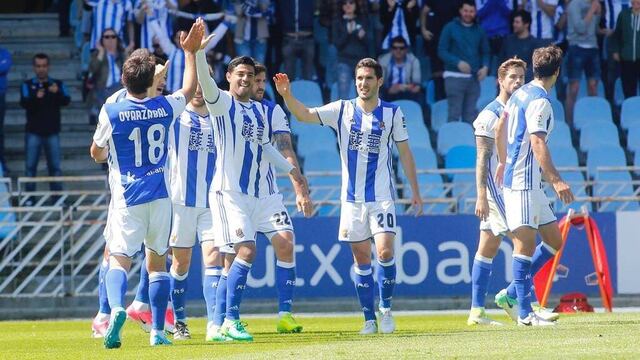 La Real festeja el gol del brasileño.