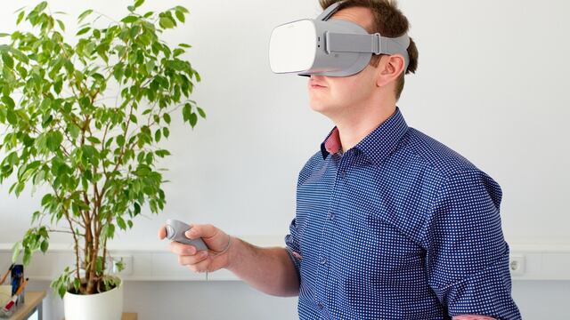 Hombre utilizando Realidad Virtual
