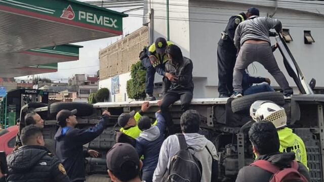 Volcadura de camioneta de transporte publico en calzada Ignacio Zaragoza