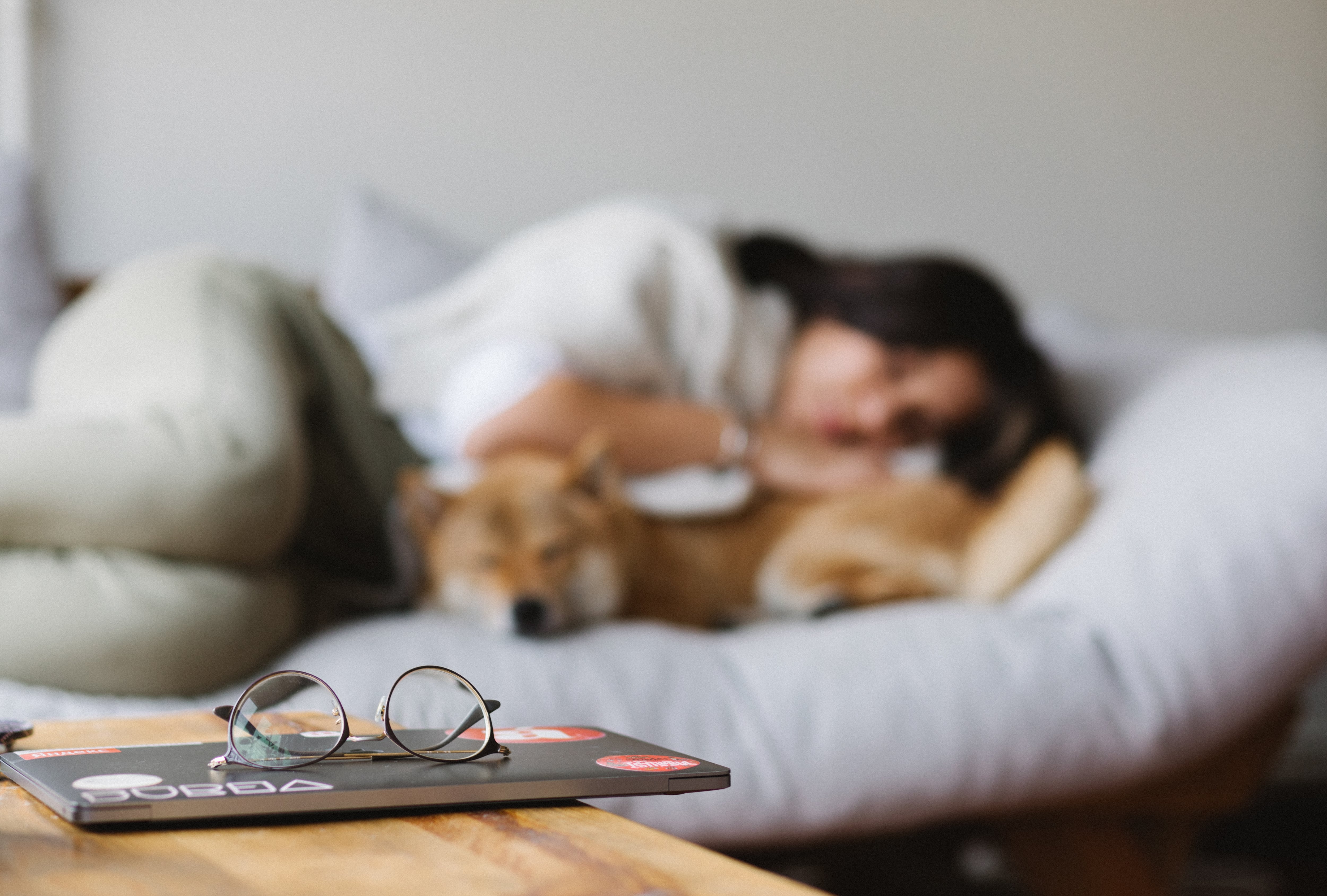 Mujer durmiendo con perro