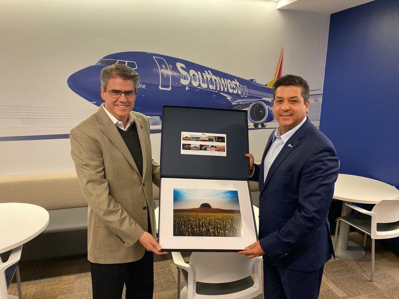 El gobernador sostuvo una reunión de trabajo con Manuel de Oyarzábal, Gerente General de Mercado y Distribución de Southwest Airlines.