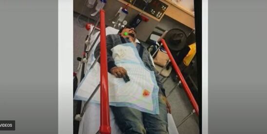 Johnny Deep en camilla rumbo al hospital