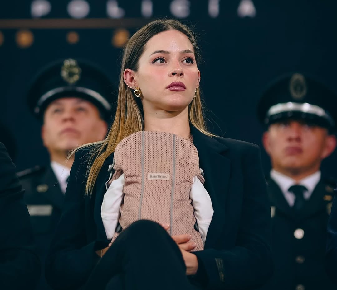 Mariana Rodríguez cargando a su hija en el Día del Policía.