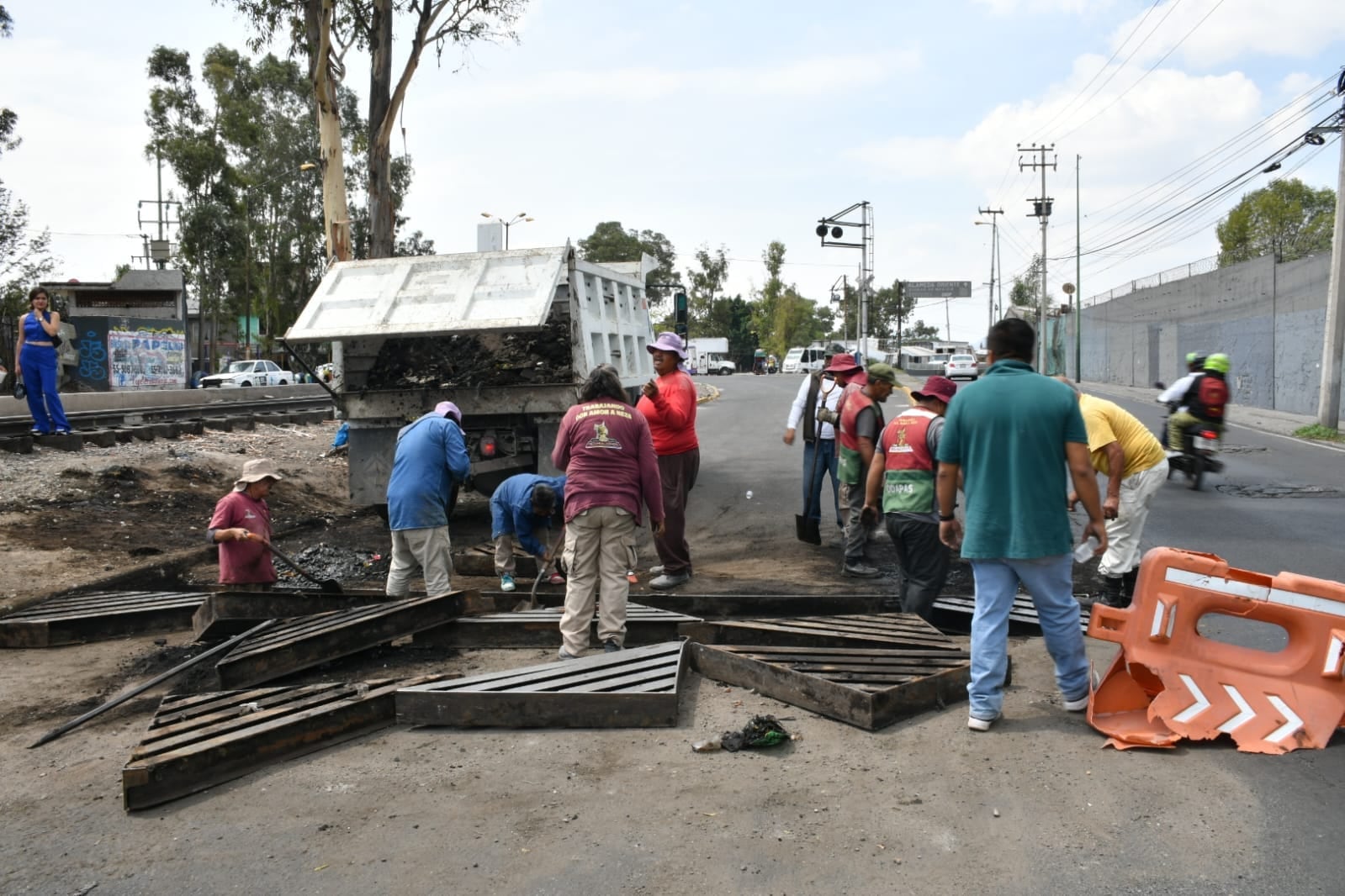 Drenaje en Nezahualcóyotl con olor a combustible; podría ser turbosina