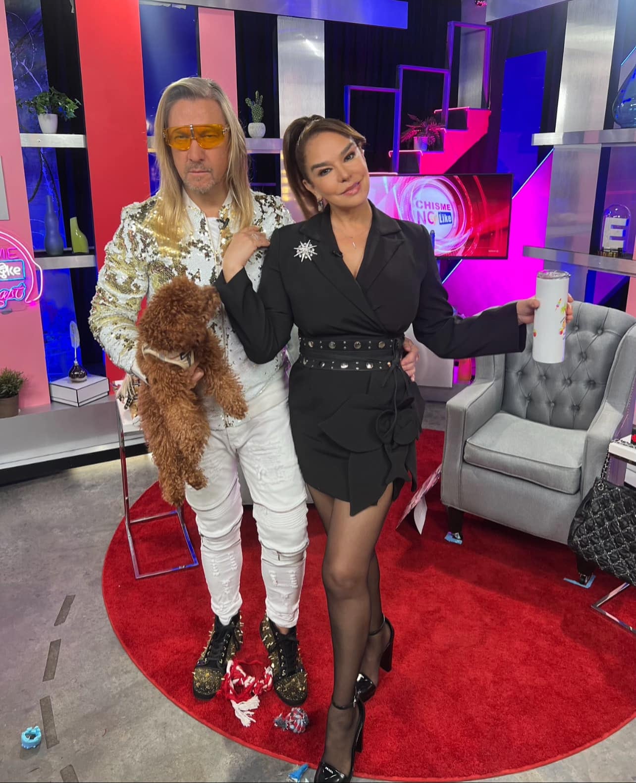Javier Ceriani y Elisa Beristain, conductores de Chisme No Like.