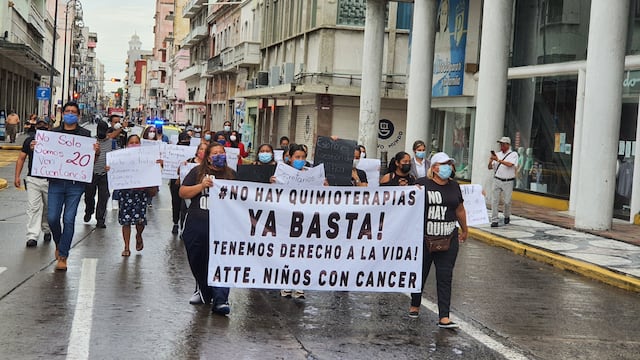 Padres de niños con cáncer se manifiestan por desabasto de medicamentos