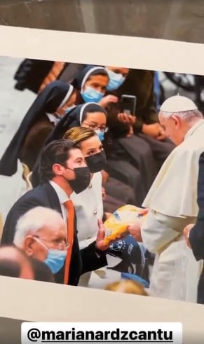 Samuel García entrega playeras de futbol al papa