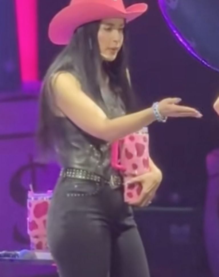 Lupita Villalobos enfrenta a una fan en concierto por abrazar a su esposo; la cantante la amenazó