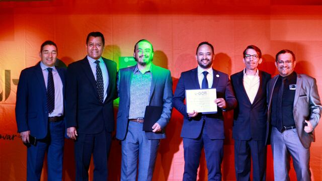 Jorge Enrique Hernández Meza recibe premio