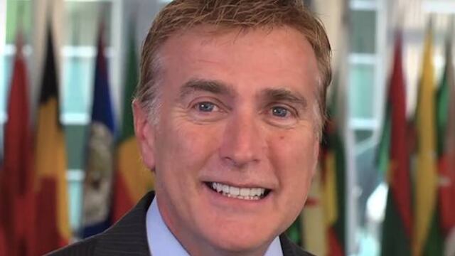 James Brewster, embajador de Estados Unidos.
