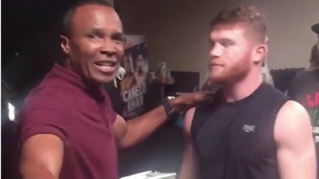 Ray Leonard al momento de saludar a Saúl.