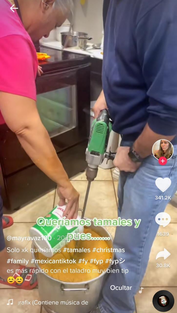 Familia prepara tamales con un taladro