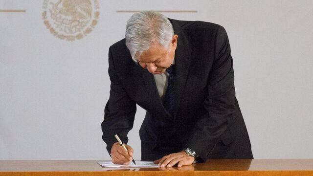 Andrés Manuel López Obrador. Firma de carta de no reelección.