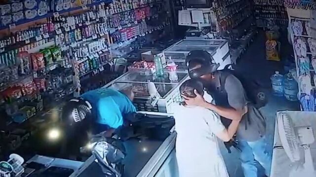 El momento en que un ladrón calma y besa a una anciana durante un asalto.