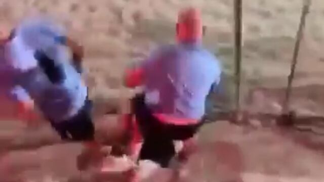 Jugadores uruguayos y fans chilenos se fueron a los golpes en el futbol de playa.