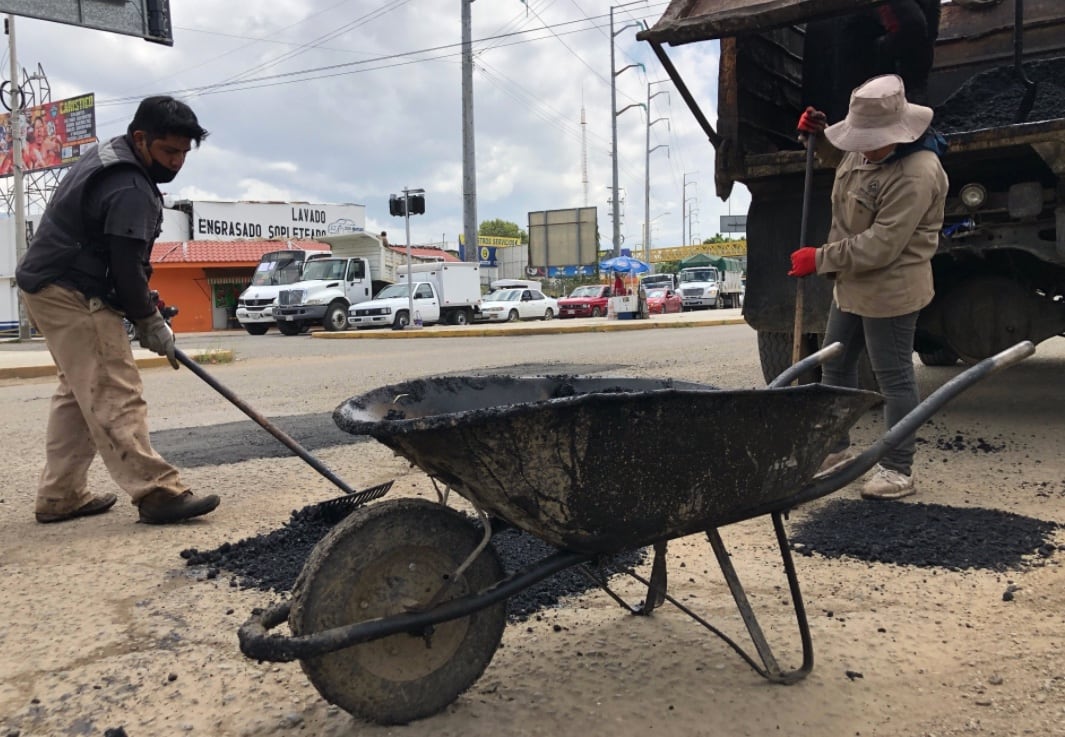 Arreglan baches en Oaxaca