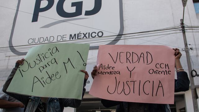 Manifestación de la familia de Aidée Mendoza, alumna asesinada dentro del CCH Oriente