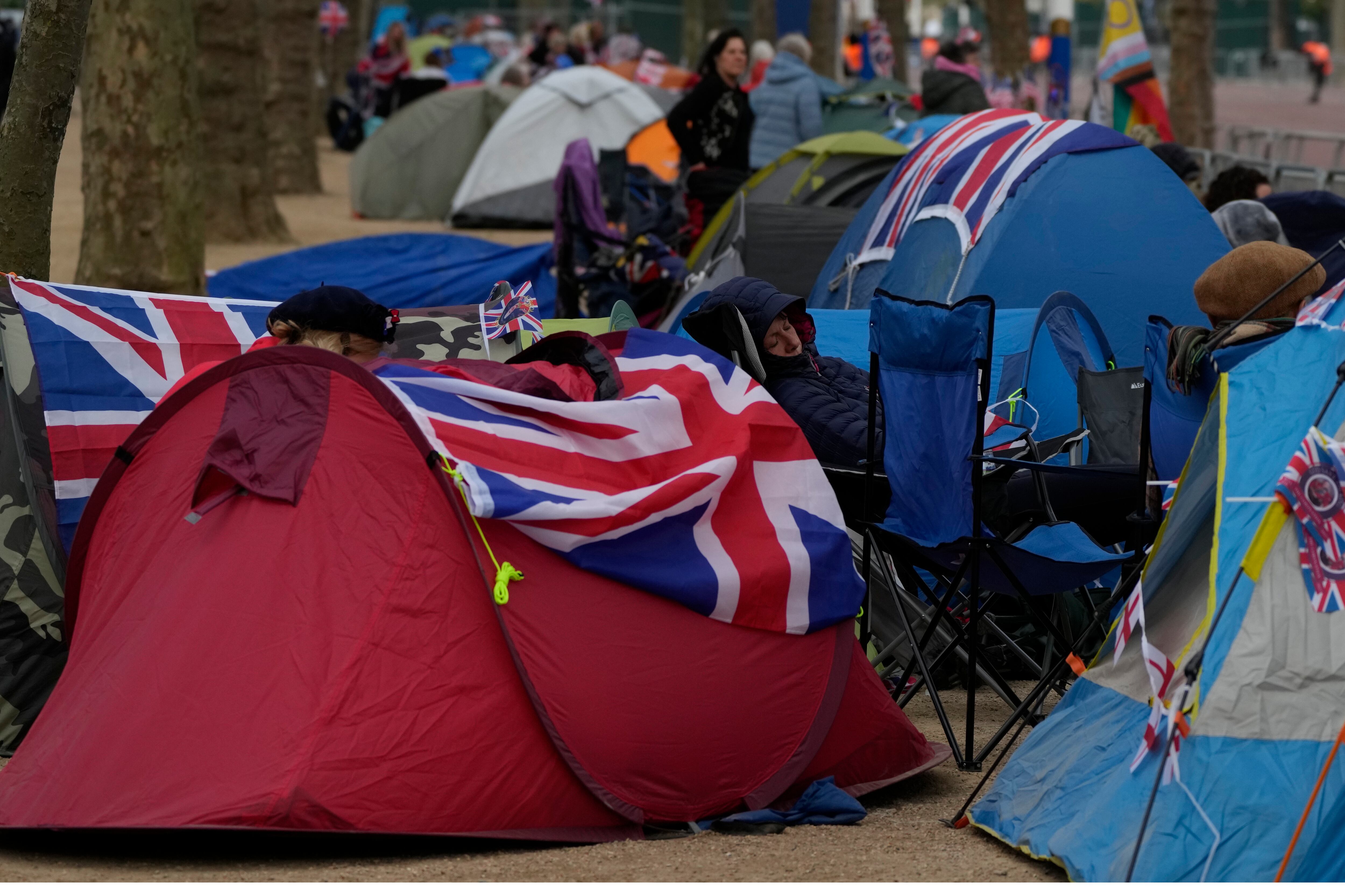 Coronación de Carlos III desata la euforia y acampan cual si fuera concierto