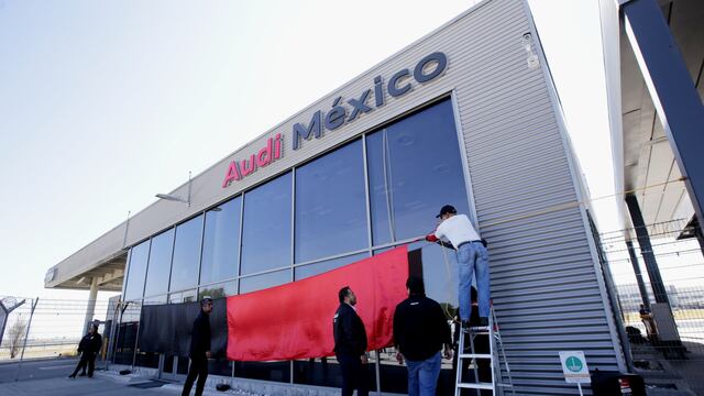 Trabajadores inician paro de labores en Audi Puebla