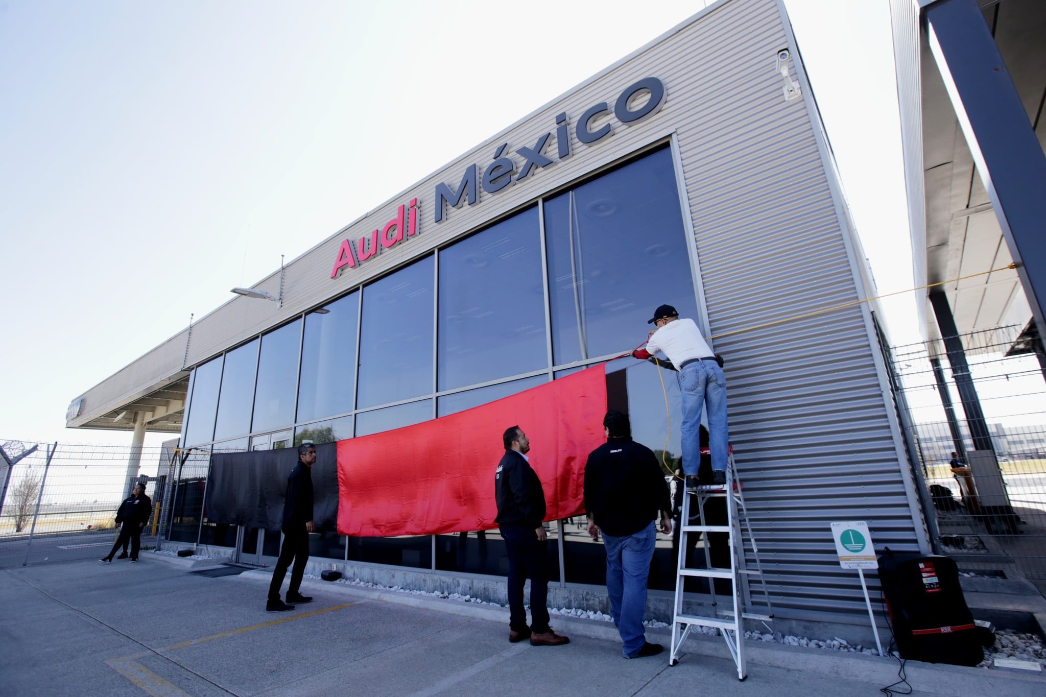 Trabajadores inician paro de labores en Audi Puebla