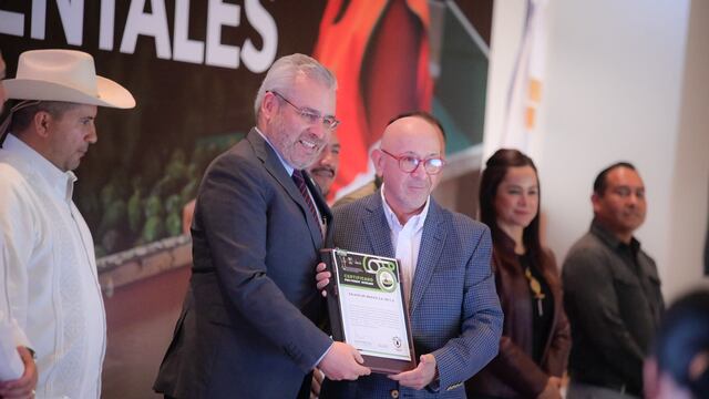 Alfredo Ramírez Bedolla entrega certificaciones contra deforestación