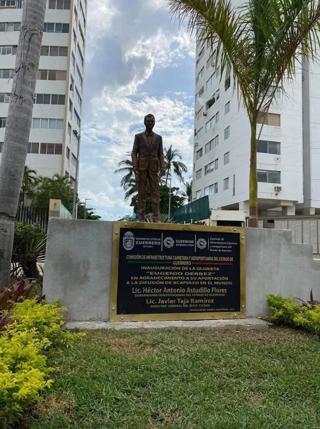 Estatua de Eugenio Derbez en Acapulco