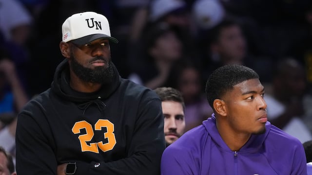 LeBron James no está seguro de seguir con Lakers y podría salir a otro equipo.